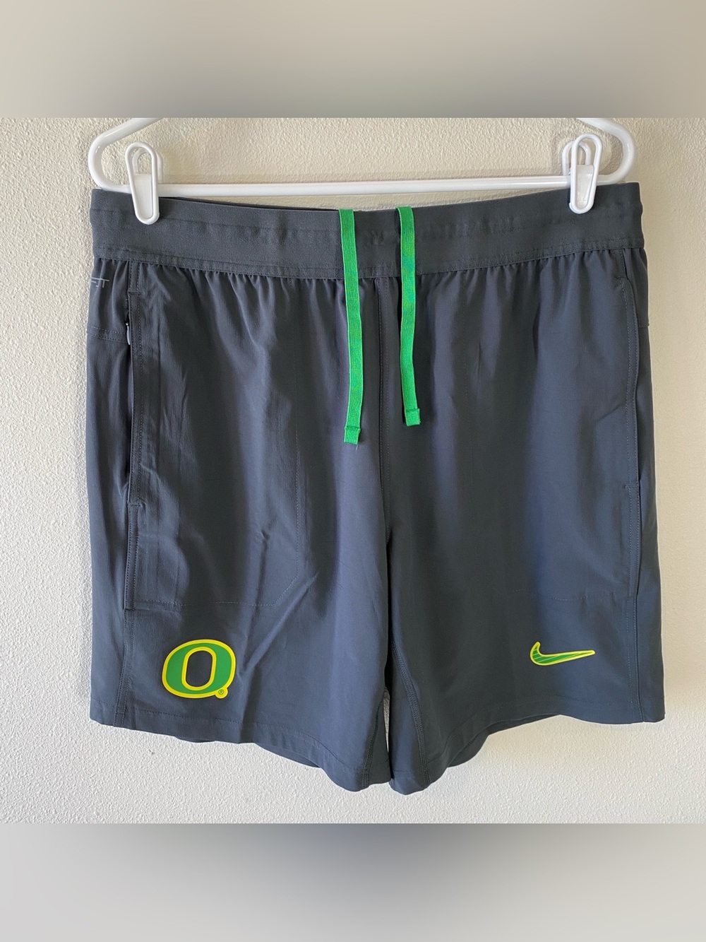 Nike Oregon Ducks Team Issue On Field Apparel Dri FIT Shorts HF8137 060 - Medium
